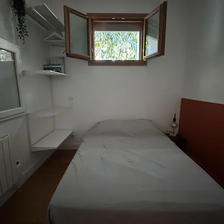 1 Bedroom With Balcony - Near Park Lägenhet *
