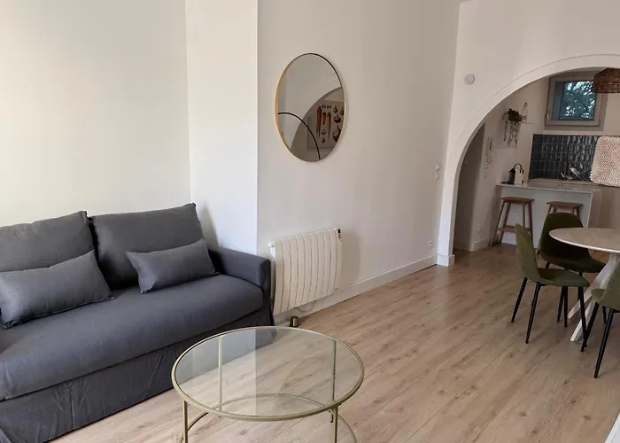 1 Bedroom With Balcony - Near Park *